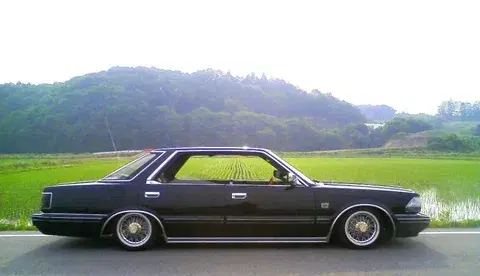 Nissan Cedric V30 Turbo Brougham VIP (Y31). Который выпускался с 1987 до 1991 года. Фото с сайта: https://a.d-cd.net/1fd619es-1920.jpg