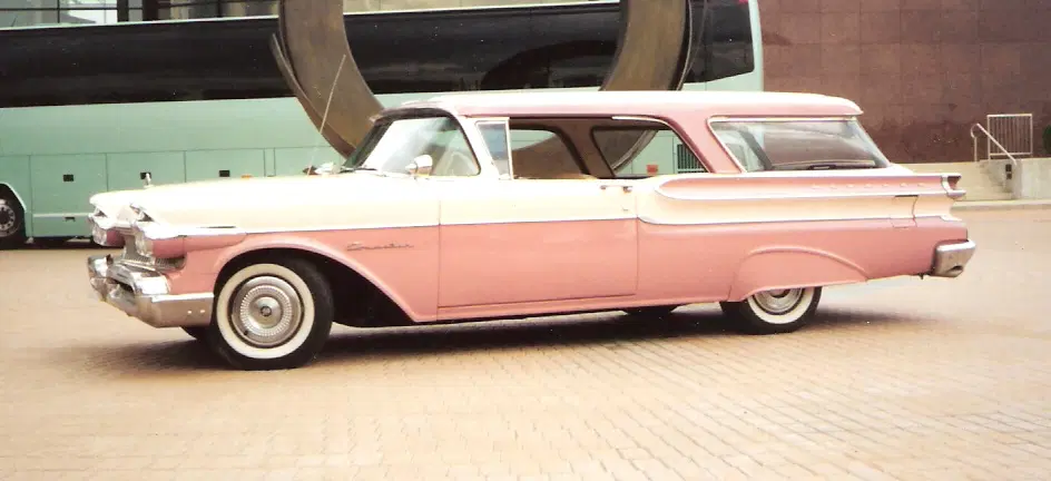 Трехдверный универсал хардтоп Mercury Commuter (1957). Фото с сайта: https://en.wikipedia.org/wiki/Hardtop#/media/File:1957_Mercury_Commuter.jpg