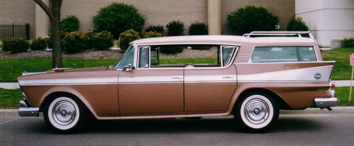 Пятидверный универсал хардтоп AMC Ambassador by Rambler (1958). Фото с сайта: https://en.wikipedia.org/wiki/Hardtop#/media/File:1958_Ambassador_4-d_hardtop_wagon_1.JPG
