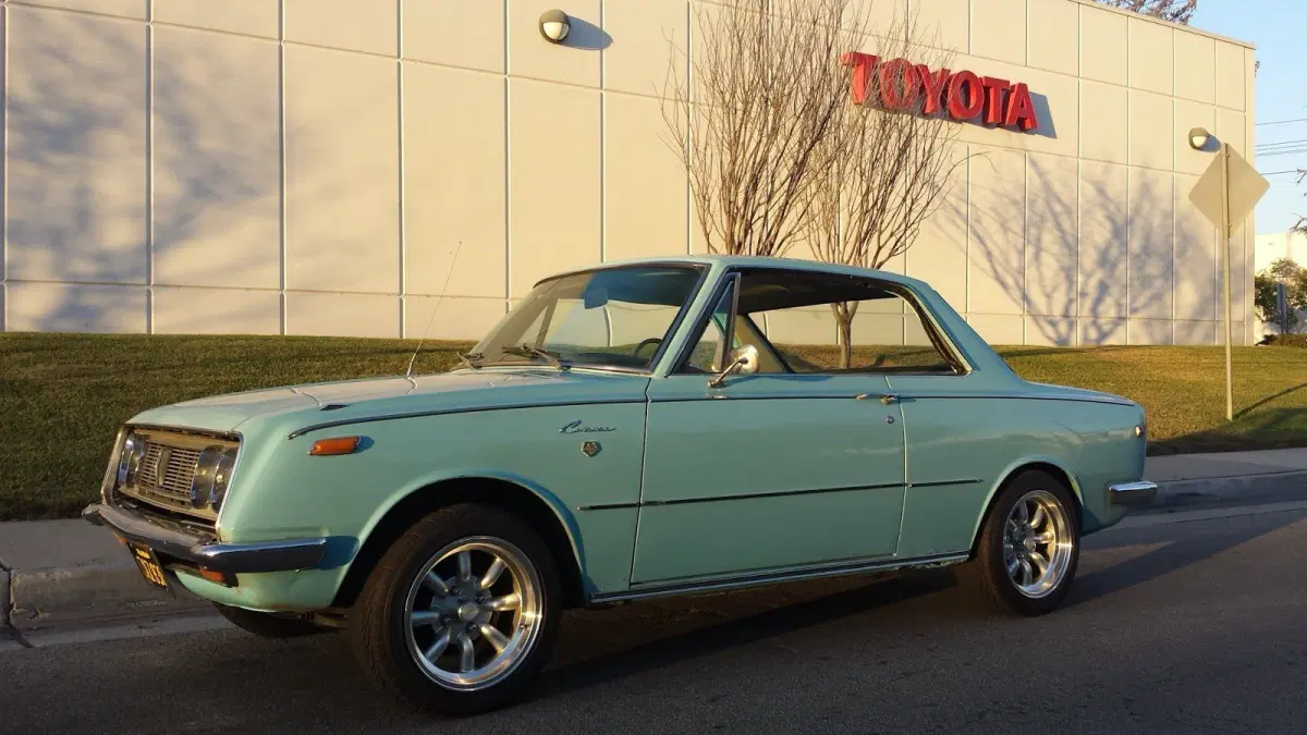 TOYOTA Corona Coupe (T40-T70 Hardtop) (1969). Фото с сайта: https://i.pinimg.com/originals/24/09/14/24091471990b5c962a88d18383a30acc.jpg