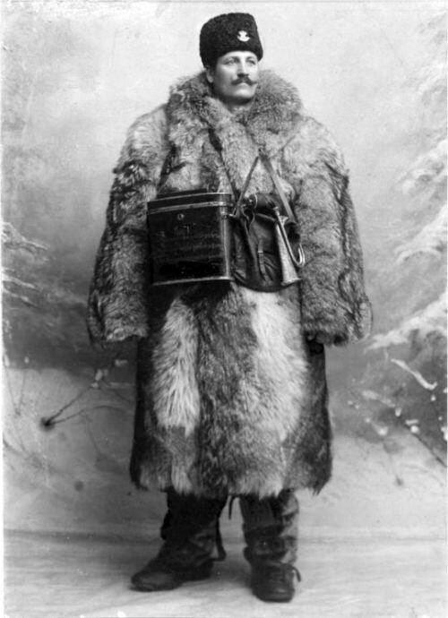 Сельский почтальон в зимней форме, 1900 год, Швеция.