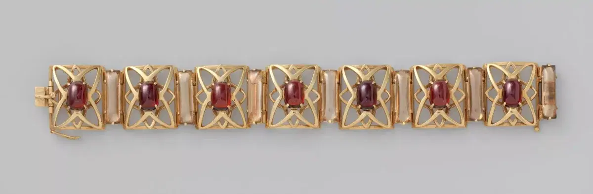 Золотой браслет с альмандином и адуляром. Ок. 1953–1960. Ювелир Густав Беран