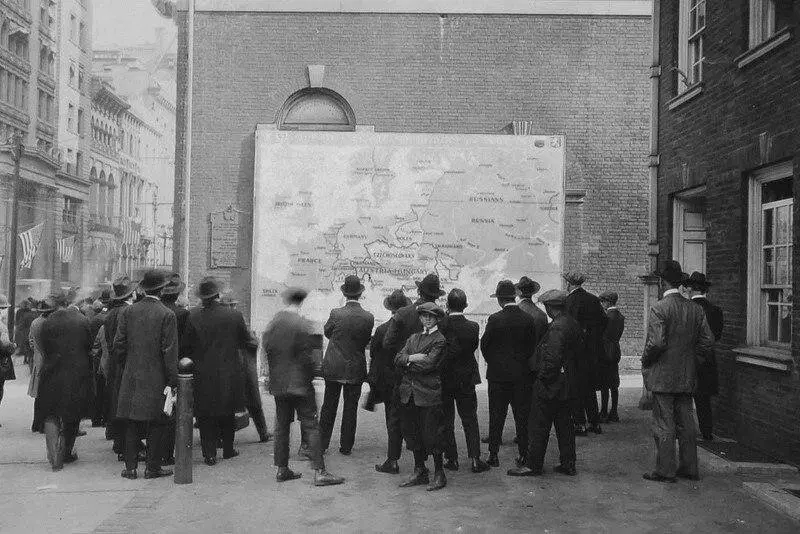 Прохожие изучают новую карту Европы после Первой мировой войны, 1918 год