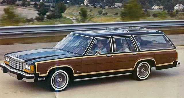 Ford Country Squire Station Wagon (1984) фото с сайта: https://i.pinimg.com/736x/5c/59/0a/5c590abe4d368f69557abde2193a08aa.jpg
