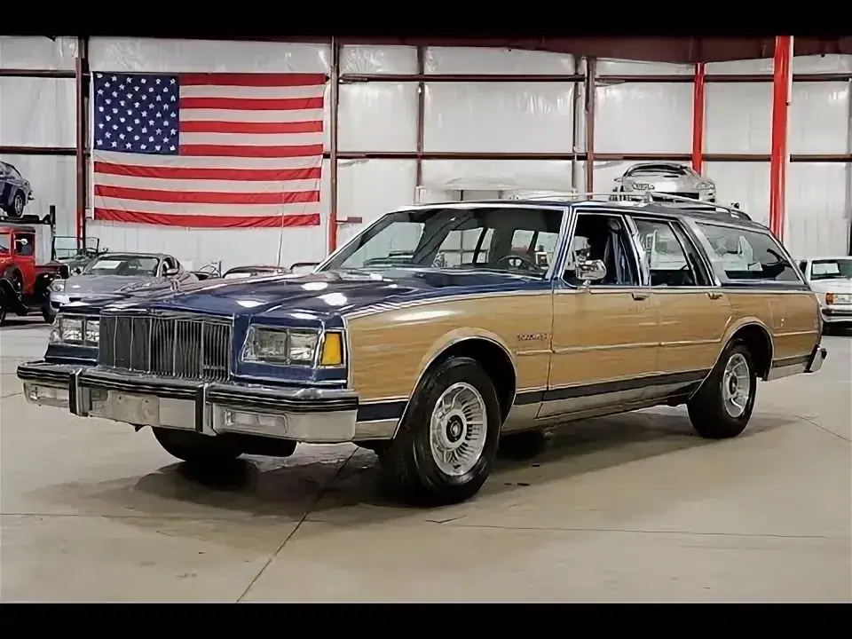 Buick Estate Wagon Blue (1990). Здесь Buick Estate - это название, которое использовалось подразделением Buick компании General Motors для обозначения своего роскошного полноразмерного универсала с 1940 по 1964 год и с 1970 по 1996 год. Название Estate происходит от термина "загородная усадьба" в богатых пригородных районах. Пии этом, так же Estate - британский термин для обозначения универсала.
Фото с сайта: https://avatars.mds.yandex.net/i?id=0461599bb16796f57ba05d270bafa251-5345374-images-thumbs&n=13