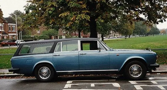 Rolls Royce Estate (1978) фото с сайта: https://i.pinimg.com/originals/30/1e/9c/301e9c36ec36fb360e74e3b4fa9a4c7b.jpg