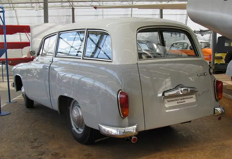 Wartburg 311/9 1000 Kombi Rundheck (1963). Фото с сайта: https://auta5p.eu/katalog/wartburg/wartburg_311_02a.jpg