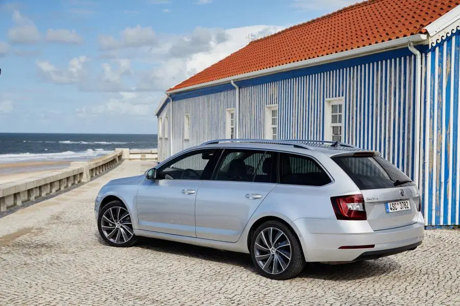 Skoda Octavia Combi Laurin & Klement 4x4 (2017) фото с сайта: https://auto.vercity.ru/gallery/img/automobiles/Skoda/2017%20Skoda%20Octavia%20Combi%20Laurin%20and%20Klement%204x4%20(WW)/900x/1495257590_16.jpg