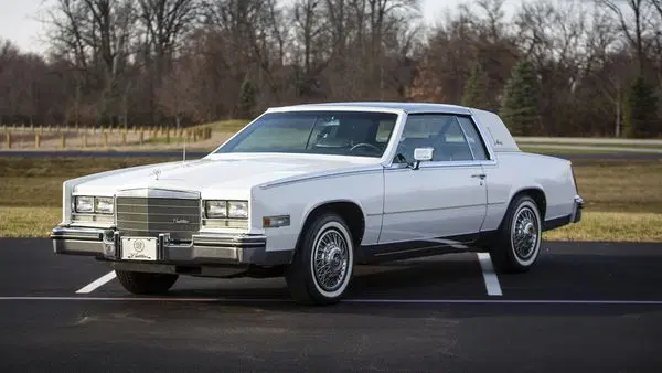 Cadillac Eldorado Biarritz Commemorative Edition (1985). Фото с сайта: https://images.classic.com/vehicles/93424657ec67134455b5c1d01f14abc2.jpeg?ar=16%3A9&fit=crop&w=600