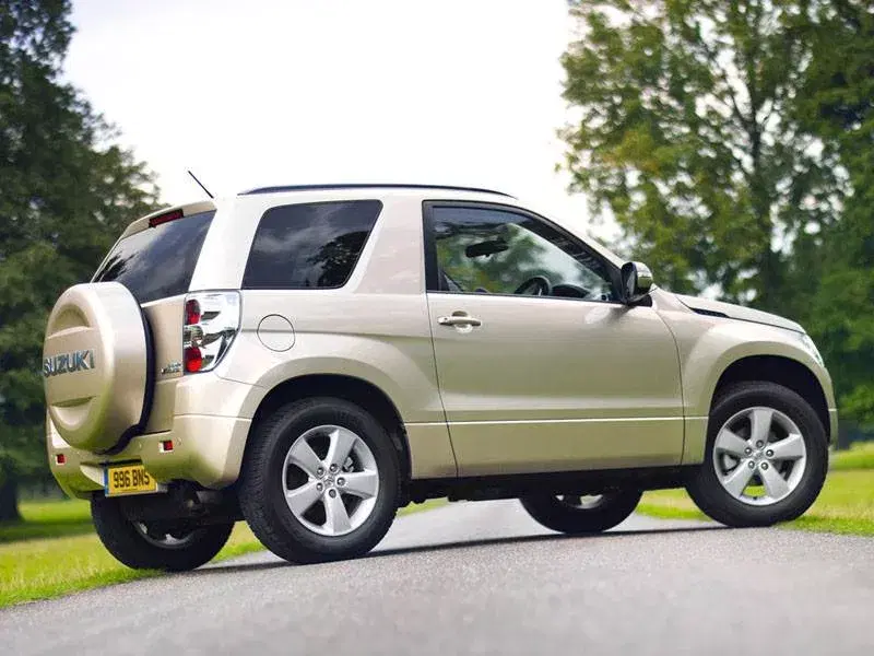 Suzuki Grand Vitara (2008 - 2012) поколение III рестайлинг. Фото с сайта: https://avatars.mds.yandex.net/i?id=56a0b32584a9787863b2d20c04f2e204_l-5175132-images-thumbs&n=13