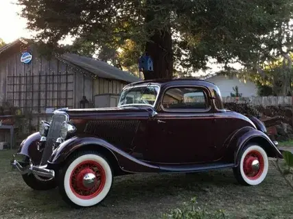 Ford 33 32 Three Window Coupe Deluxe (1934). Фото с сайта https://avatars.mds.yandex.net/i?id=9aa8378b825f4abc2bd87a63338303add580a744-6323775-images-thumbs&n=13