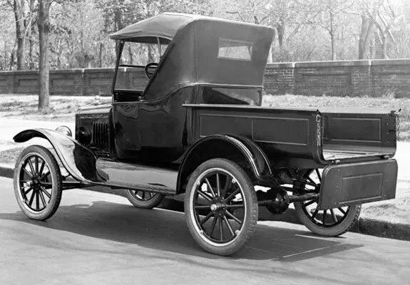 Ford Model T Pickup (1915). Фото с сайта: https://i.pinimg.com/736x/29/67/5b/29675b38b78cc2e7b721d3acd8d875c4.jpg