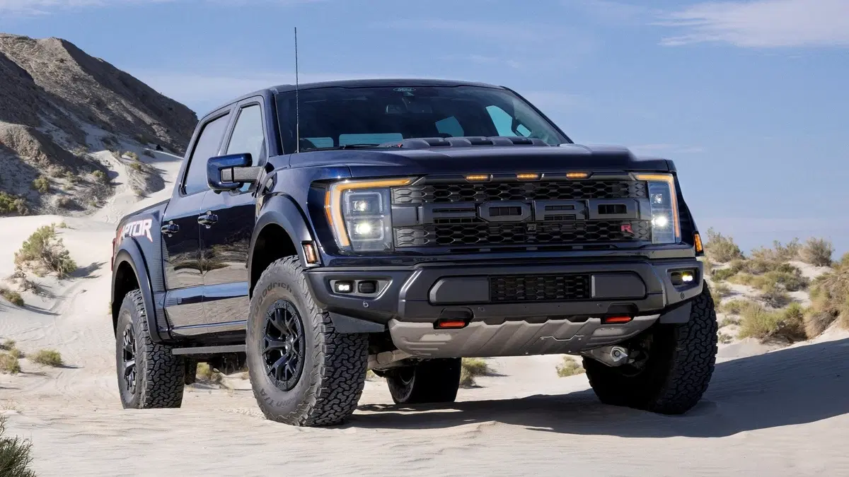 Ford F-150 Raptor (2025), Фото с сайта: https://avatars.dzeninfra.ru/get-zen_doc/271828/pub_68b2156d0c5cde33fe982eb0_68b2198b83786b082161a186/scale_1200