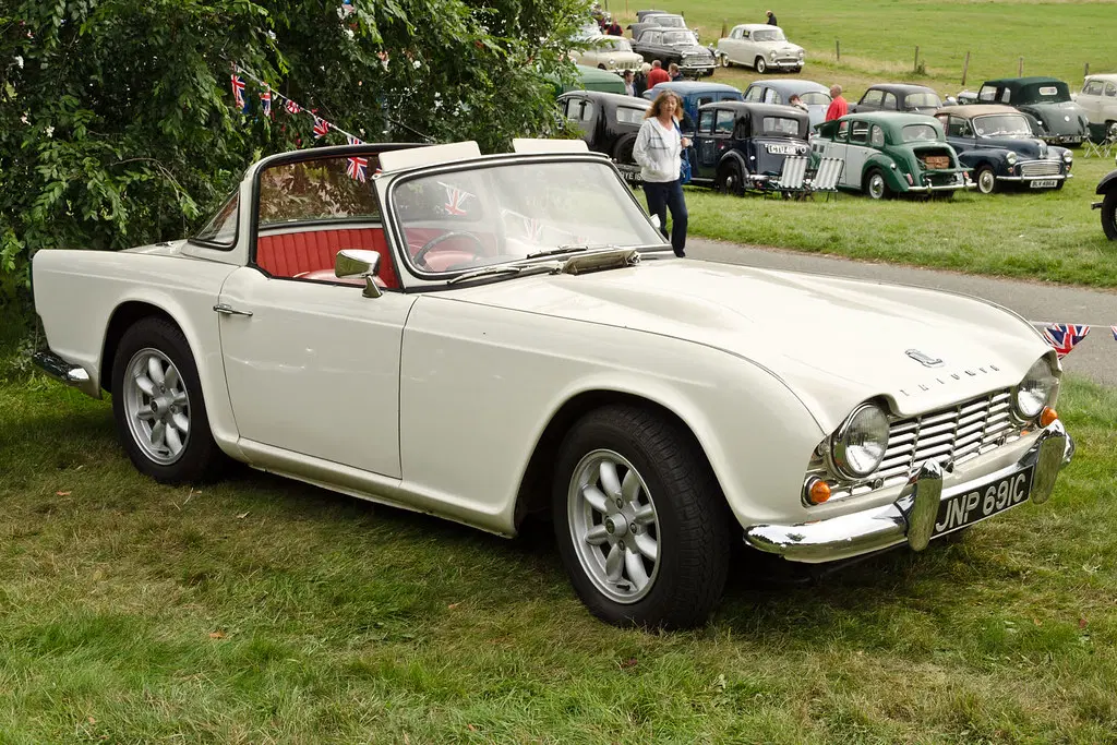 Triumph TR4 (1965), фото с сайта: https://live.staticflickr.com/8415/10275701494_917bb59119_b.jpg