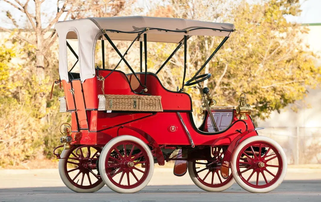 Cadillac Model A Runabout Tonneau (1903). Фото с сайта: https://carmica.ru/images/images/C/Cadillac/Model_A/Cadillac_Model_A_Runabout_Tonneau_1903-04/cadillac_model_a_runabout_tonneau_1_7cef0.jpeg
