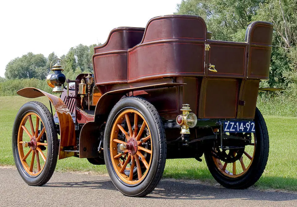Panhard-Levassor Type A 7hp Rear Entrance Tonneau (1902) Фото с сайта: https://images1.bonhams.com/image?src=Images/live/2009-08/07/7929013-1-2.jpg&width=960