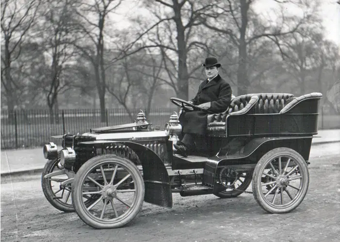 De Dietrich 16h.p. с кузовом Tonneau (1903) Фото с сайта: https://upload.wikimedia.org/wikipedia/commons/d/da/1903%2C_16_h.p._De_Dietrich_motor_car.jpg