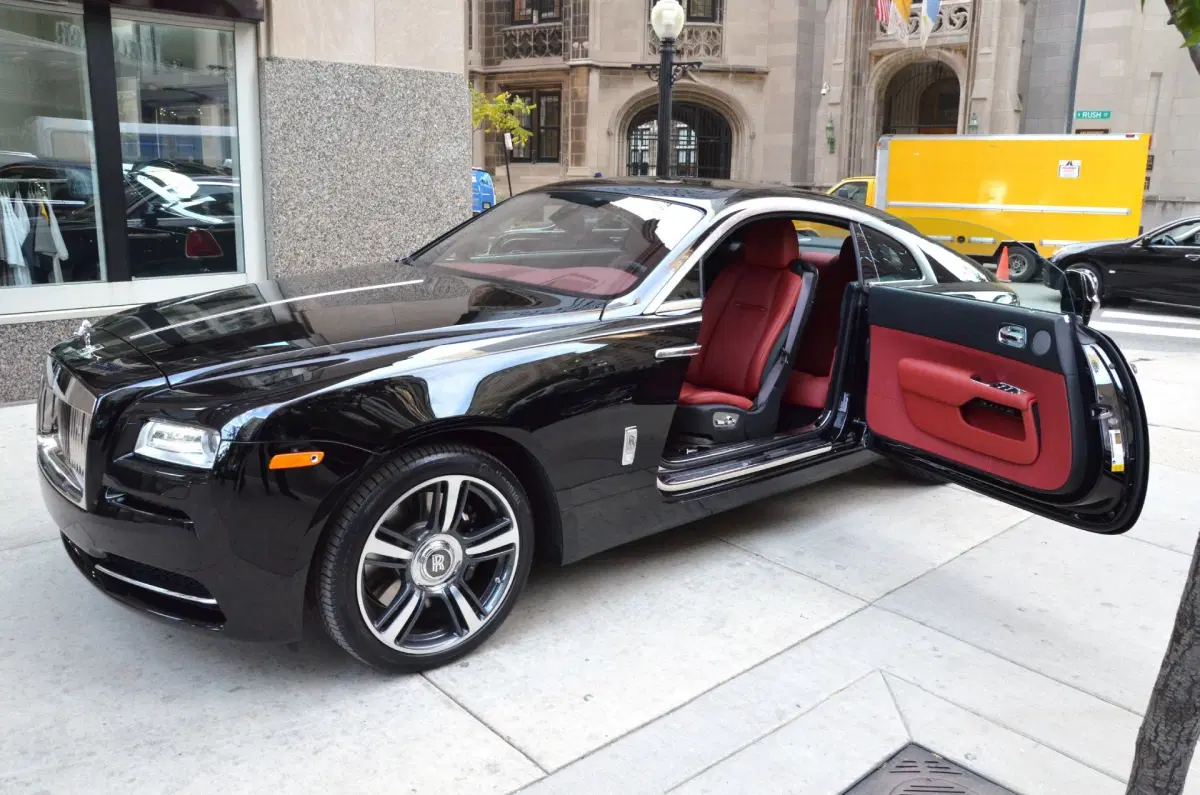 Rolls-Royce Wraith (2014) Фото с сайта: https://i.pinimg.com/originals/72/2a/03/722a0343ee5afeabcec81f18789ca481.jpg