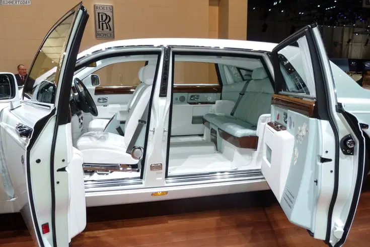 Rolls Royce Serenity Phantom EWB (2015) Фото с сайта: https://i.pinimg.com/736x/3c/b4/e6/3cb4e6d112bd53795d900e03eb70a642.jpg