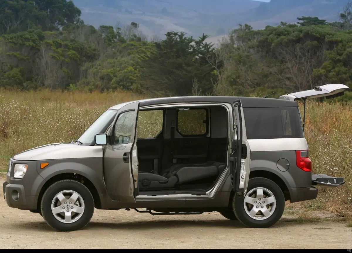 Honda Element EX (2003). Фото с сайта: https://i.pinimg.com/originals/07/b8/40/07b8406decb2cb07b09fbc19b226356b.jpg
