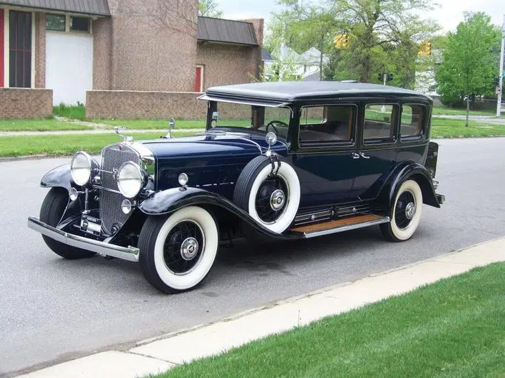 Cadillac V16 7-Passenger Limousine (1930), Фото с сайта: https://i.pinimg.com/736x/2c/a3/f0/2ca3f0964850df1026d9010371889b95.jpg