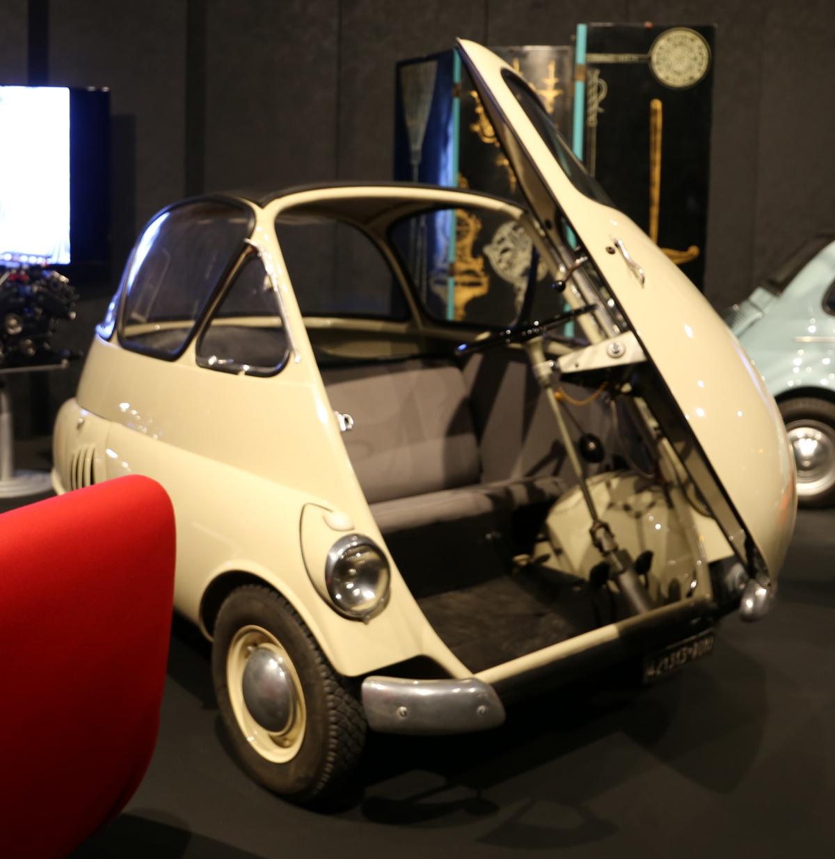 Iso Isetta (1953) Фото с сайта: https://upload.wikimedia.org/wikipedia/commons/8/8f/Ermenegildo_preti_per_iso_rivolta%2C_autovettura_isetta%2C_1953_%28coll._bonomelli%29.jpg