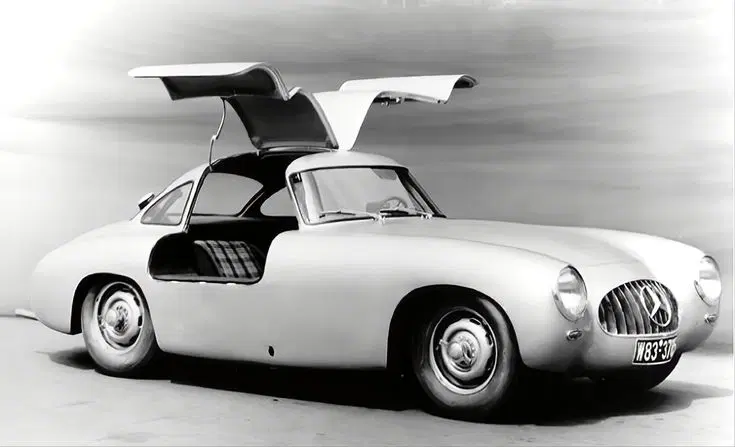 Mercedes-Benz 300SL (1952) Фото с сайта: https://i.pinimg.com/736x/4f/5b/b5/4f5bb5fd8a04ca5c14d5c03c5dc6a99a.jpg