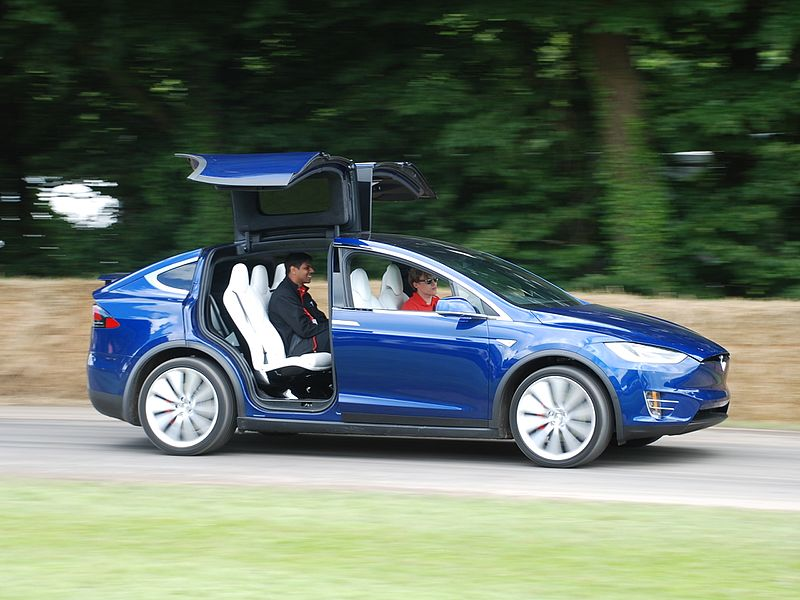 Tesla Model X (2015 - настоящее времмя) Фото с сайта: https://en.wikipedia.org/wiki/Tesla_Model_X#/media/File:FoS20162016_0625_104642AA_(27867778826).jpg