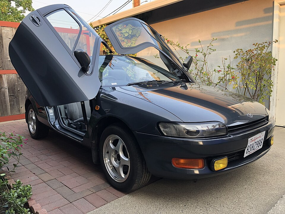 Toyota Sera (EXY10) (1990-1995) Фото с сайта: https://upload.wikimedia.org/wikipedia/commons/thumb/e/e2/California_Legal_Sera.jpg/960px-California_Legal_Sera.jpg