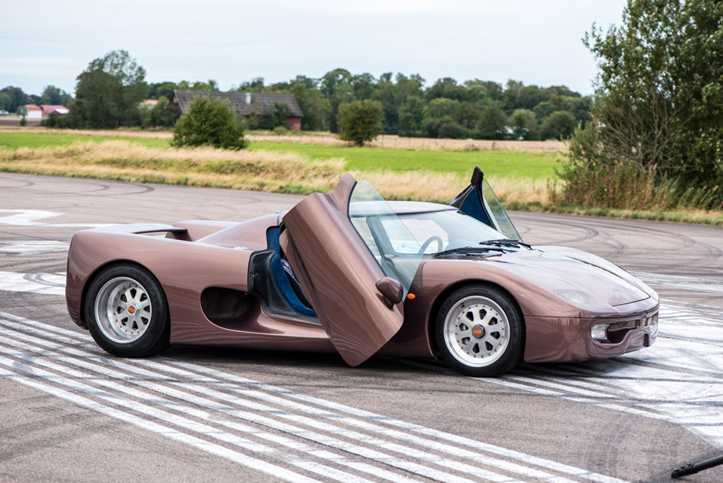 La Koenigsegg CC8S prototype no4 (CC) (1997) Фото с сайта: https://ru.wikipedia.org/wiki/Koenigsegg_CC#/media/Файл:1996-koenigsegg-cc-prototype_100529345_l.jpg