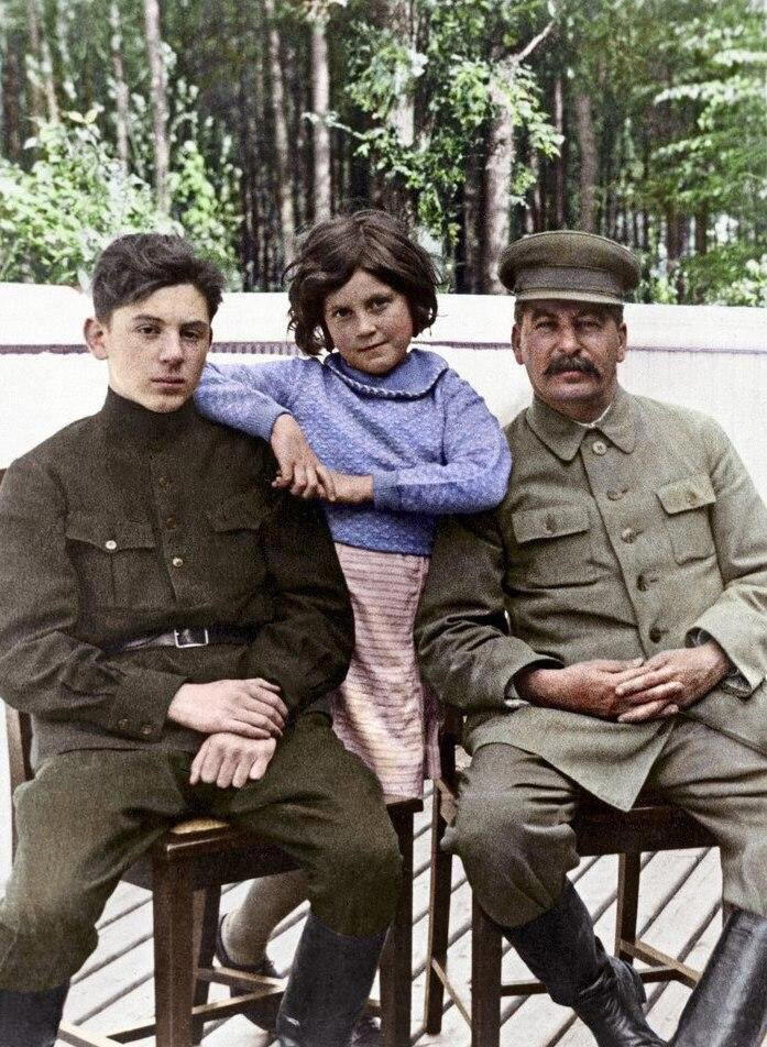 Иосиф Сталин с сыном Василием и дочерью Светланой, 1935 год