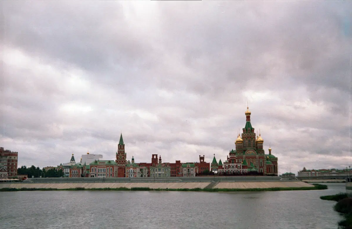 За 7 лет городской жизни я отфотал городскую набережную по кругу несколько раз. Фото сделано на ФЭД НКВД, кстати.