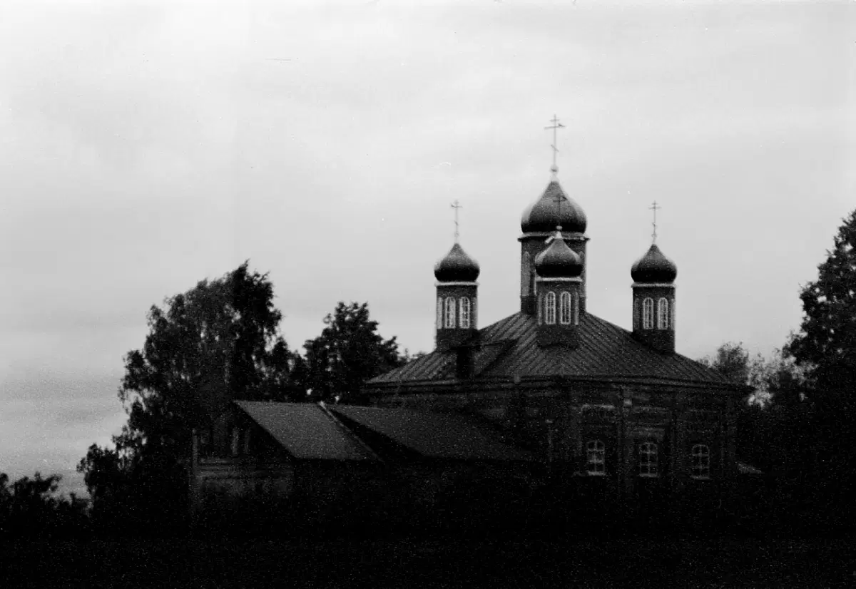 Сфотографировано с расстояния около полукилометра. Опять-таки, у меня полно фотографий этого храма, сделанных с этого же места на полтинник, где он занимает лишь четверть кадра. Но теперь я могу втиснуться между домов, не включая их в кадр в принципе. Только объектив мыльный (или поплыла юстировка после моего ремонта).