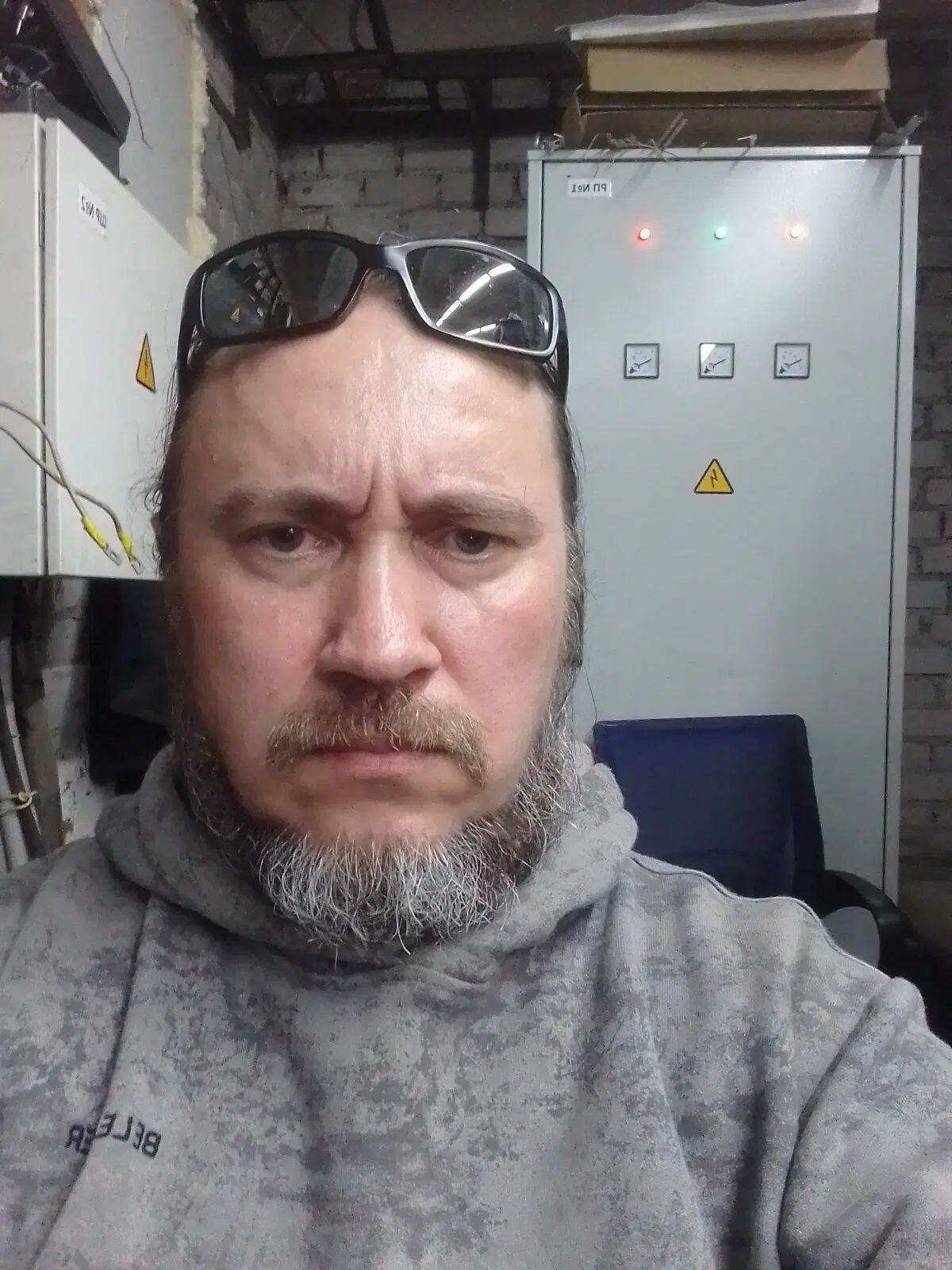 Типа я. При испытаниях наружные временные провода часто гнутся в одних местах и со временем начинают замыкать в местах подключений. Приборы показывают ошибку, протокол испытаний откладывается до устранения замечаний. Дома для зарядок и ноутбуков проблема решена пружинками. На работе ответ один: Короткое замыкание?!. Отрежь, зачисть и припаяй!!!