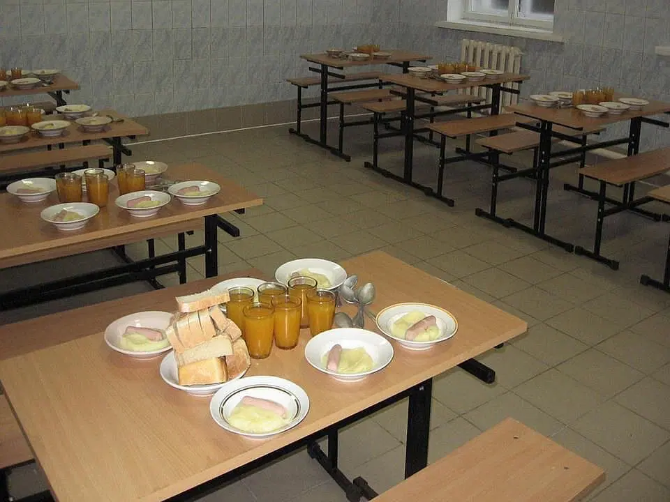 Почему еда в  школьных столовых невкусная