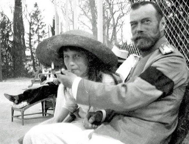 Княжна Анастасия балуется сигаретой из рук Николая II, 1916 год