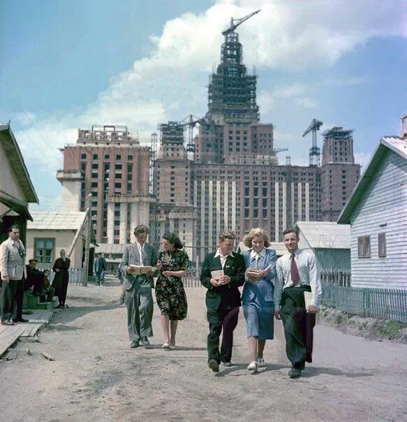 Возведение в 1949—1953 гг. главного здания МГУ на Ленинских (Воробьёвых) горах было одной самых больших строек послевоенного СССР.