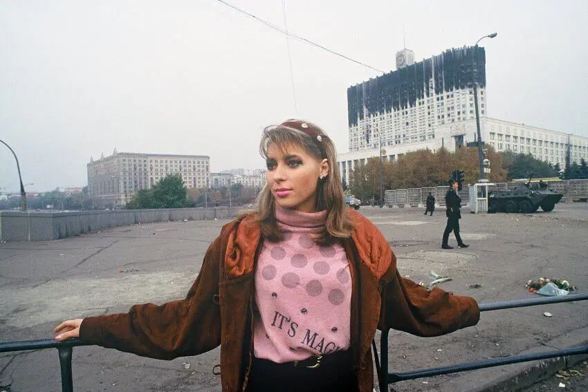 Девушка позирует на фоне обгоревшего «Белого дома», Москва, октябрь 1993 года.