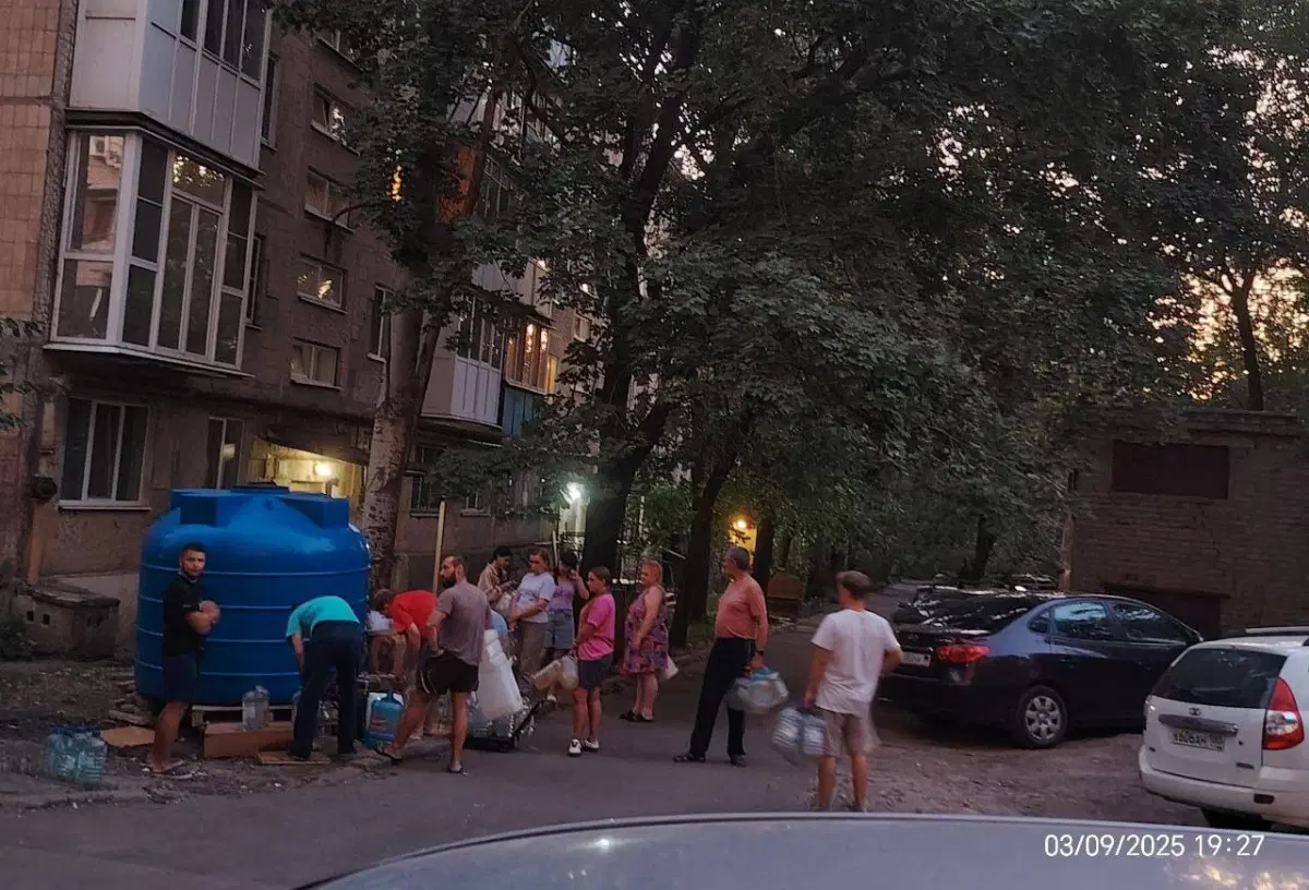 Возле бочки