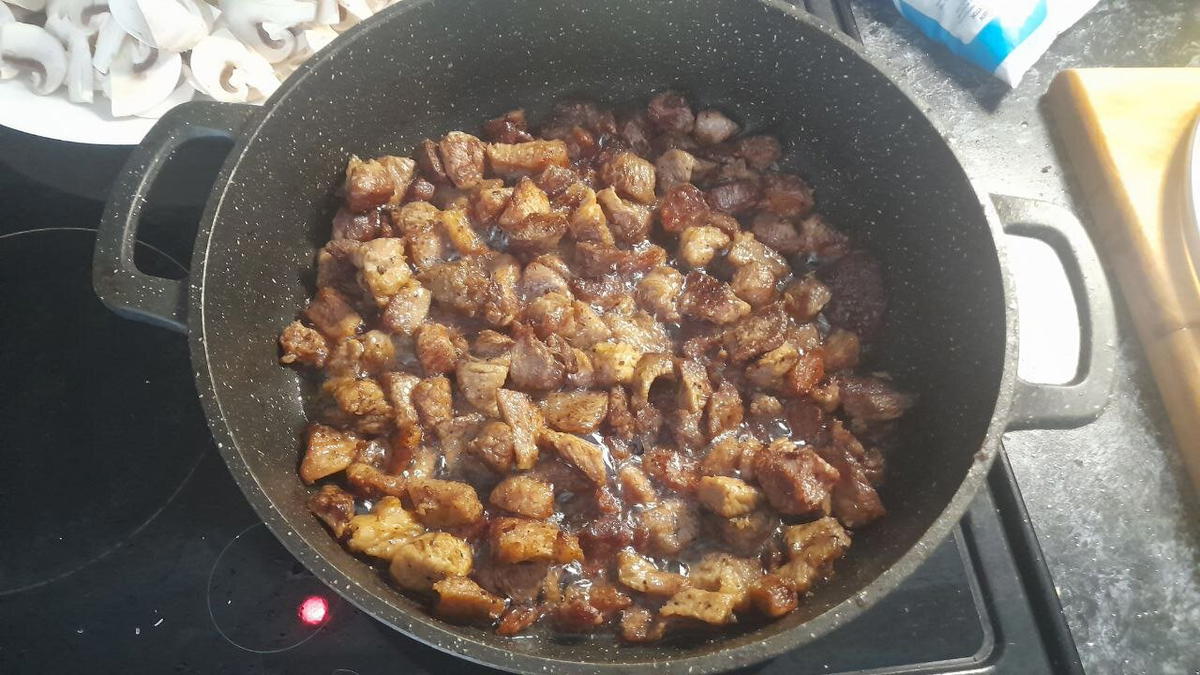 Вомбатная кухня. Мясо с грибами.