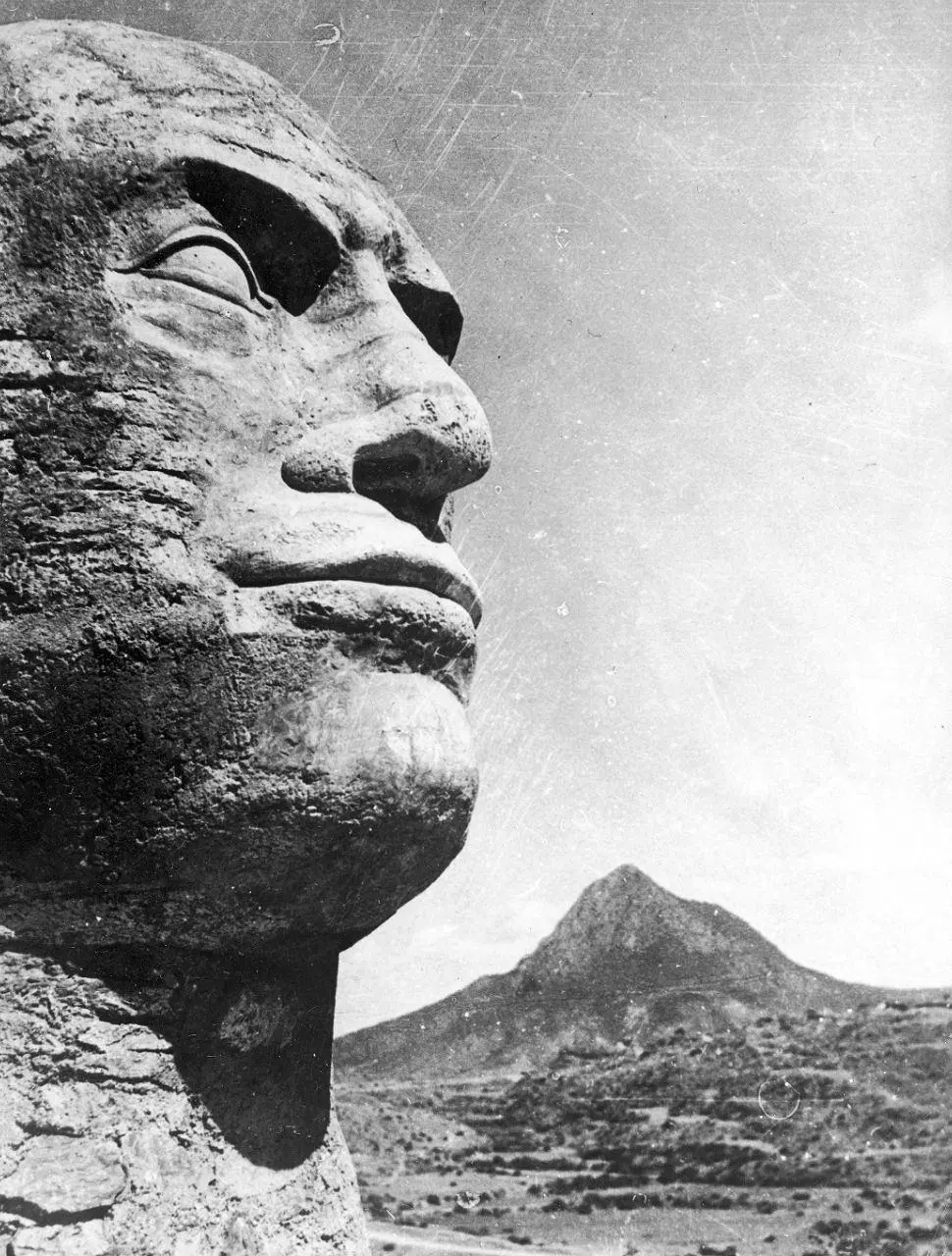 Бюст Муссолини в итальянской колонии в Африке, 1936 год.