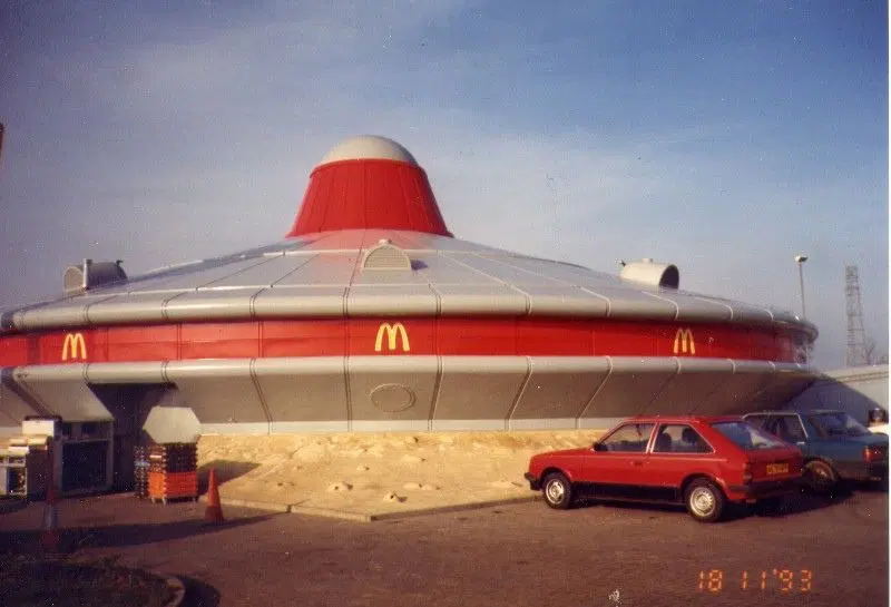 Ресторан McDonald's в Кембриджшире, Великобритания, 1993 год.