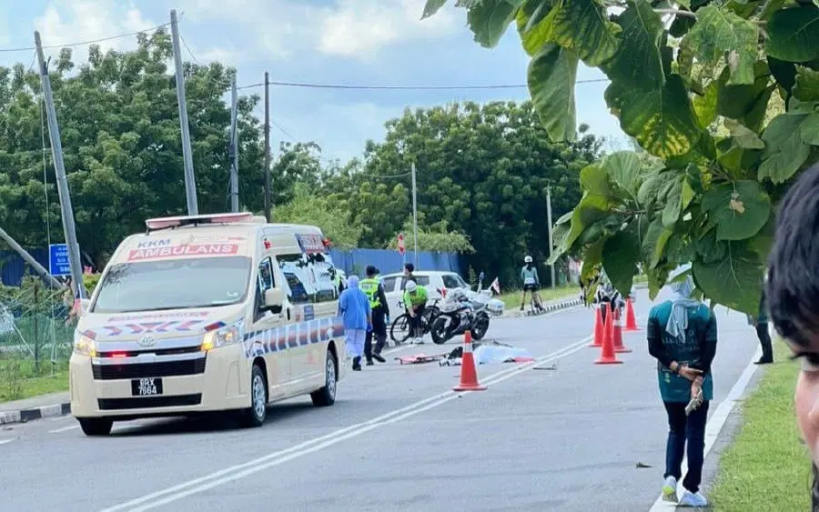 Участник проходившей в Малайзии велогонки Langkawi Legendary Ride попал под колеса автомобиля и скончался до прибытия врачей.