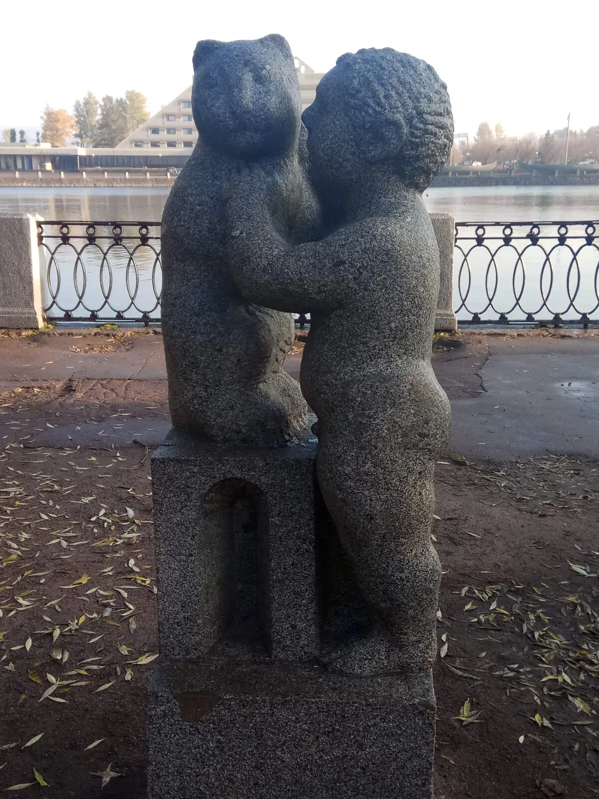 Скульптура на набережной 