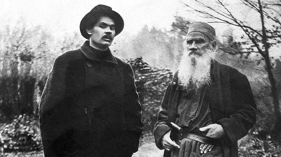 Рядом дядька который написал Войну и мир