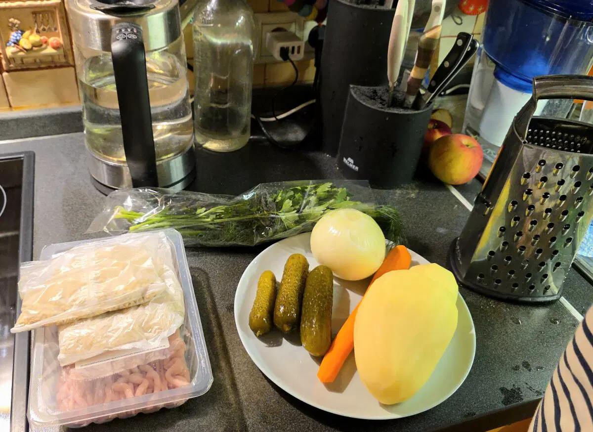 Тут еще зелень присутствует,  потому что с ней любой суп вкуснее.