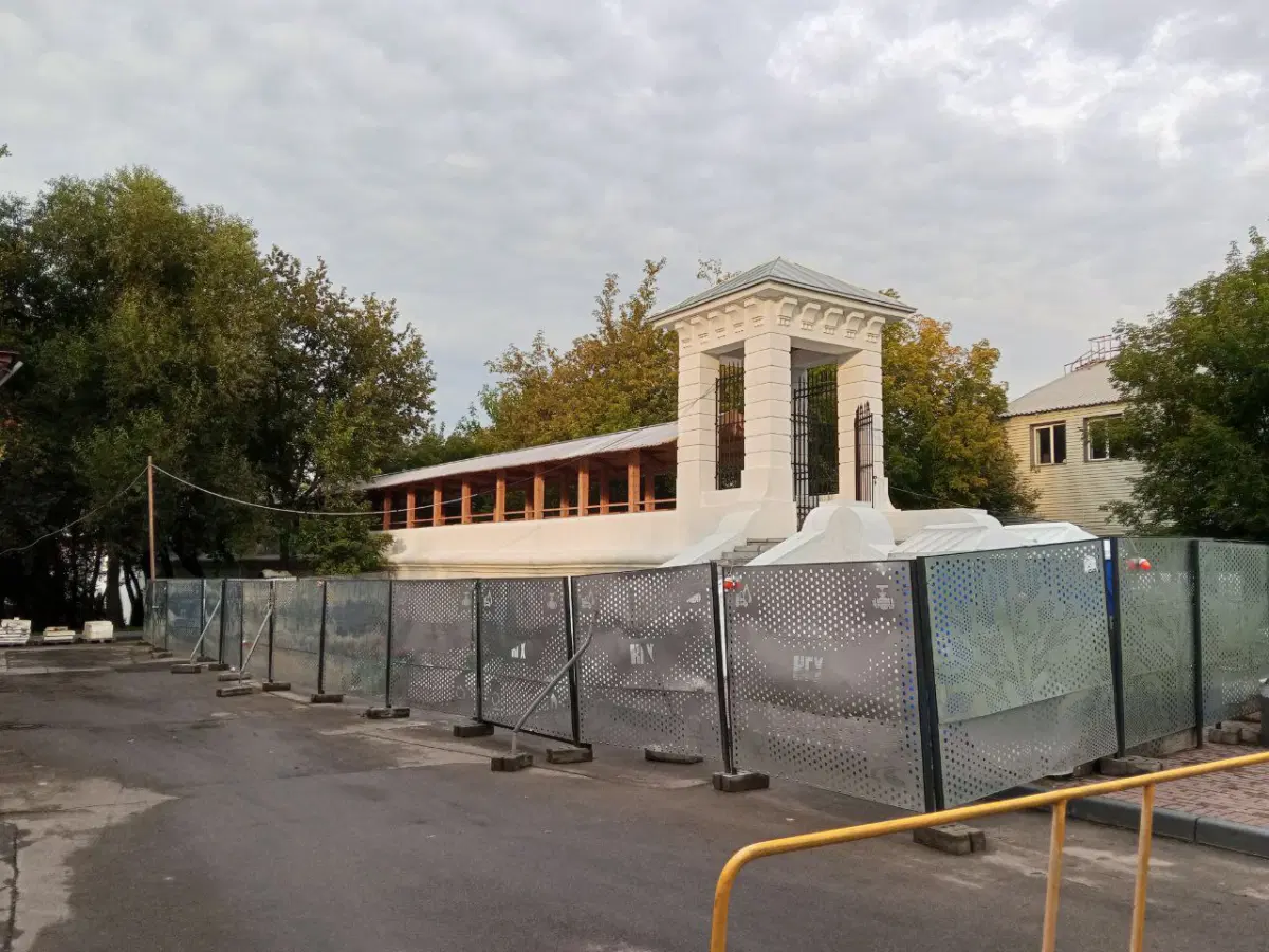 Богато украшенный вход в парк через мост.