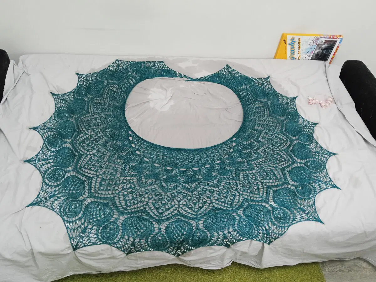 Расход около 110 гр wool star gazzal, спицы 4, около 600 бусин.