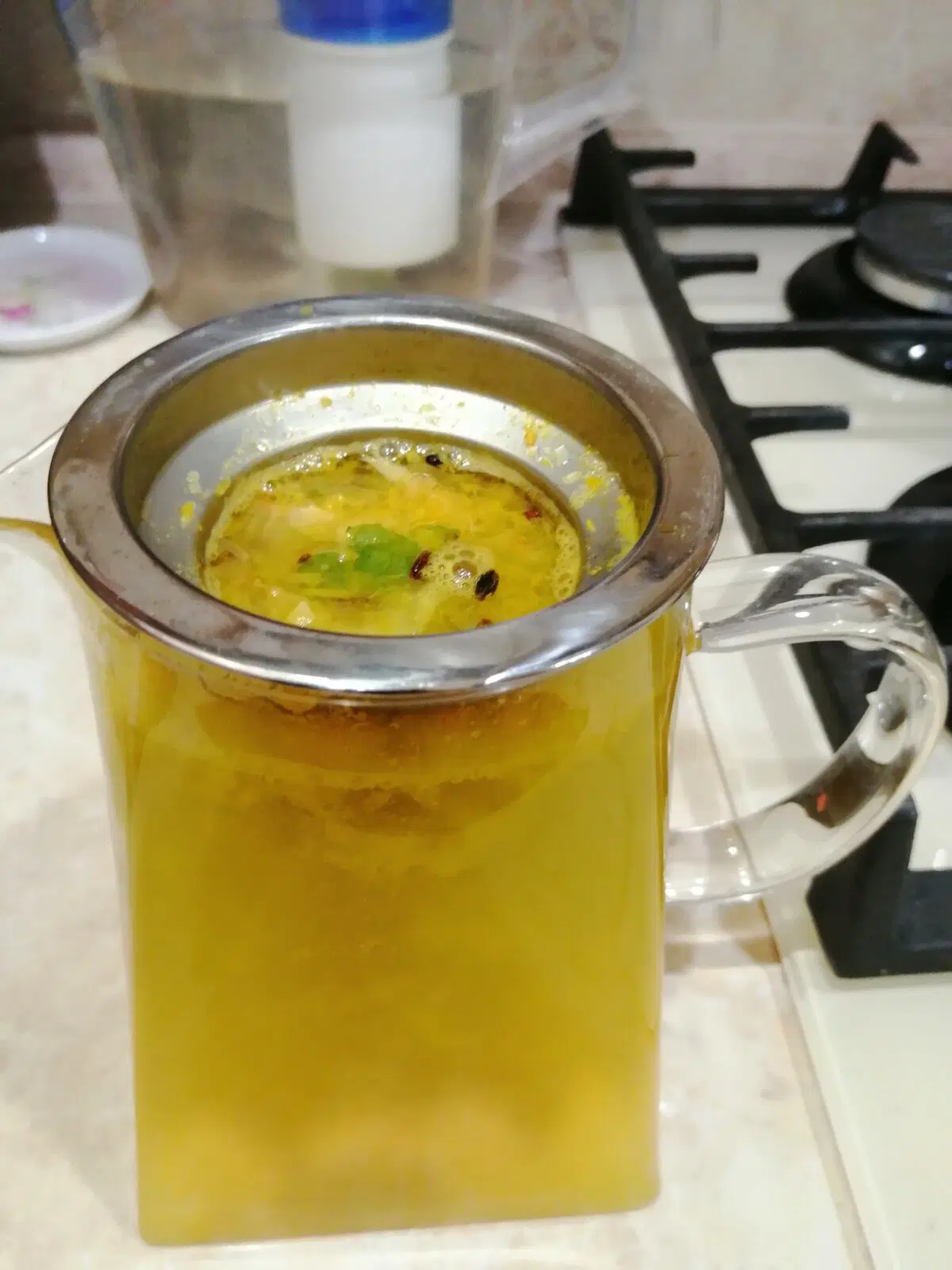 Отстояться десять минут, закутанным в полотенце.