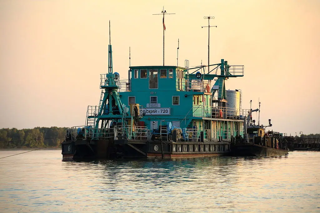 Землесосный снаряд «Обский-720» проекта 36-107 в верховьях реки Обь.